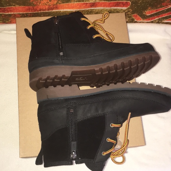 ❄️🎃🎉HP 8/31 Ugg boys waterproof ankle boot. Sz 5 - Picture 3 of 8